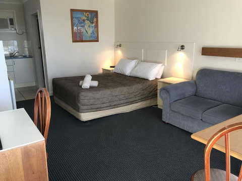 Holiday Lodge Motor Inn - Accommodation Cairns 1