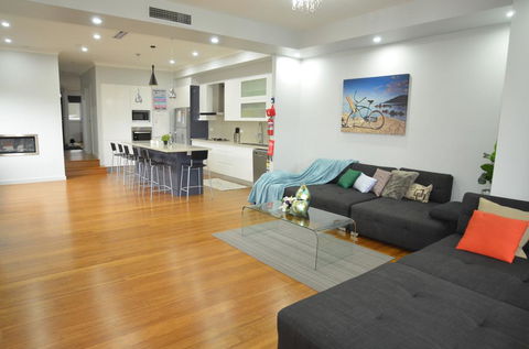Home Away From Home Newly Built And Spacious - Accommodation Cairns 1