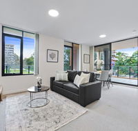 HomeHotel walking distance to Train and Westfield. - Accommodation Cairns