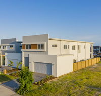 HomePlus -Fabulous Waterfront Dream Holiday House - Accommodation Cairns