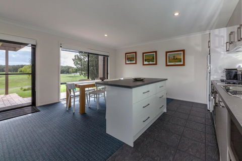 Horizons Golf Club, Villa 124 - Accommodation Cairns 3