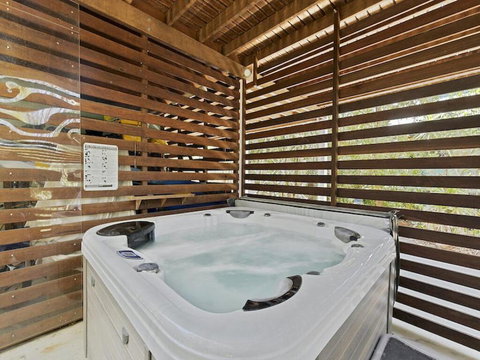 Jonnies - 134 Tramican Street - Accommodation Cairns 3