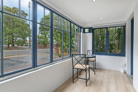 KOZYGURU ARNCLIFFE SYDNEY AIRPORT RENOVATED COTTAGE 3 BED HOUSE NAR232 - Accommodation Cairns 2