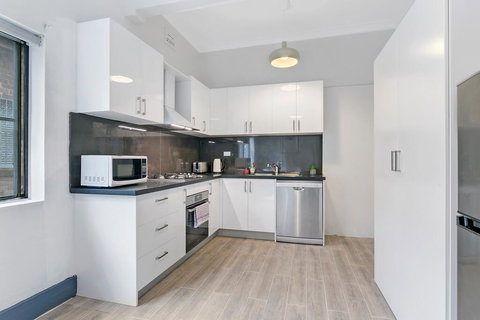 KOZYGURU ARNCLIFFE SYDNEY AIRPORT RENOVATED COTTAGE 3 BED HOUSE NAR232 - Accommodation Cairns 1