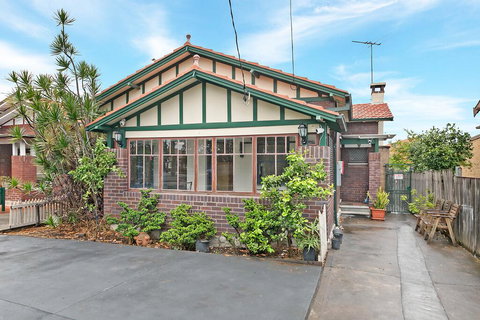 KOZYGURU ARNCLIFFE SYDNEY AIRPORT RENOVATED COTTAGE 3 BED HOUSE NAR232 - Accommodation Cairns 3