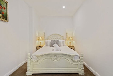 KOZYGURU Belrose Modern Designer 2 Bed + FREE Parking - Accommodation Cairns 2