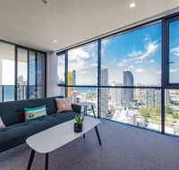 KOZYGURU BROADBEACH AMAZING VIEW 2 BED APT  FREE PARKING WALK TO BEACH QBR004 - Accommodation Cairns