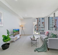 KOZYGURU MASCOT WALK TO STATION MODERN DESIGNER 2 BED APT FREE PARKING NMA260-312 - Accommodation Cairns