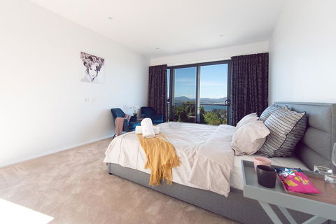 La Vie Luxury Bay View - Accommodation Cairns 0
