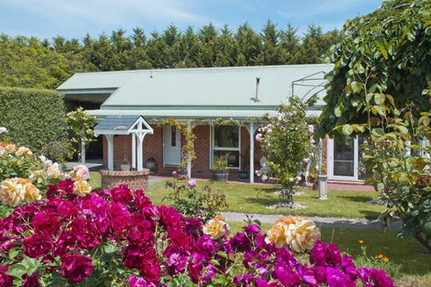 Lakeside Cottage Luxury B&B - Accommodation Cairns 1