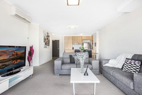 Lakeside Family Oasis With Pool, Gym And Balcony - Accommodation Cairns 0