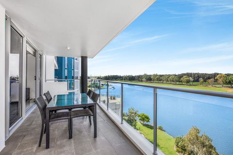 Lakeside Family Oasis With Pool, Gym And Balcony - Accommodation Cairns 3
