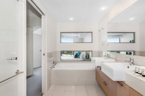 Lakeside Family Oasis With Pool, Gym And Balcony - Accommodation Cairns 1