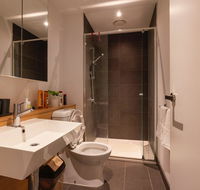 LUXE 2B apartment fully furnished with pool and gym - Accommodation Cairns
