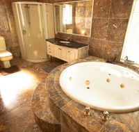 Luxuary self-contained living with Spa. - Accommodation Cairns