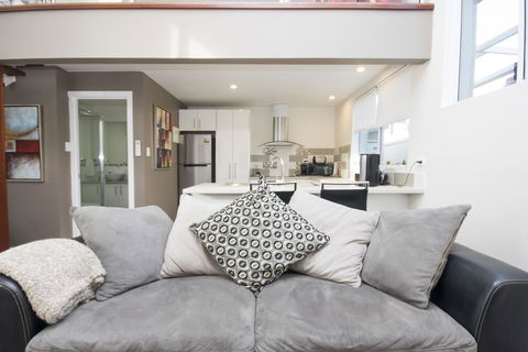 Luxury Executive Apartment - Accommodation Cairns 2