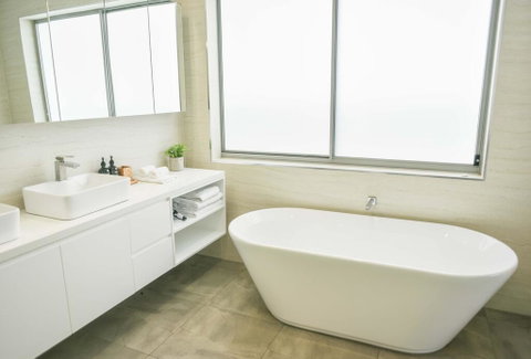 Luxury Kings Beach PenthouseLarge Outdoor Balcony, Ocean Views, 2 Mins To Beach - Accommodation Cairns 1
