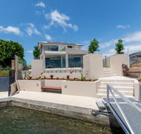 Luxury Waterfront Family Entertainer on Dolphin - Accommodation Cairns