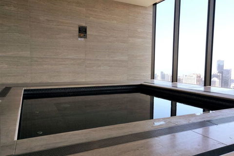 Melbourne CBD Apartment With Luxury Private Facilities - Accommodation Cairns 1