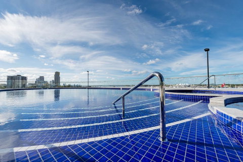 Meriton Suites Southport - Accommodation Cairns 2