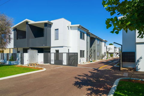 MERRIFIELD Foothill Suites - RELAXING LIFETYLE CHOICE - Accommodation Cairns 0