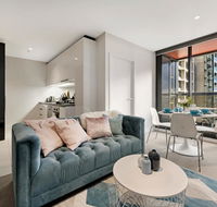 MH022  Sweet Pink room located in Melbourne CBD - Accommodation Cairns