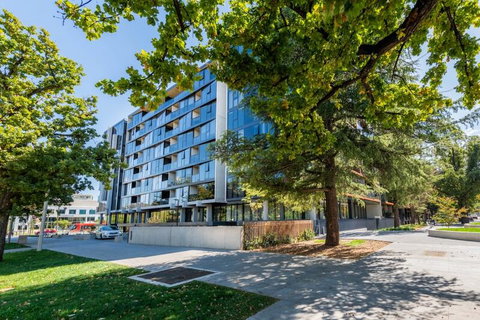Midnight Apartments Accommodate Canberra - Accommodation Cairns 2
