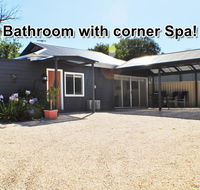 MODERN  LUXURIOUS WITH SPA BATH - Accommodation Cairns