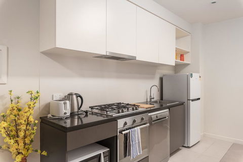 Modern One Bed Room With Balcony - Accommodation Cairns 2