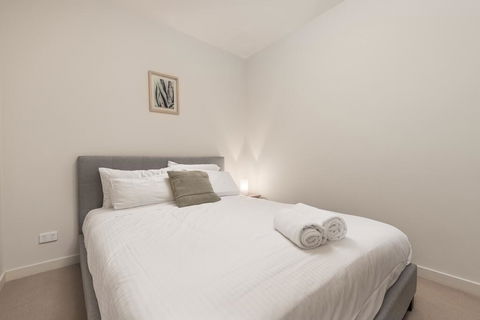 Modern One Bed Room With Balcony - Accommodation Cairns 1