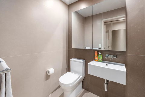 Modern One Bed Room With Balcony - Accommodation Cairns 3