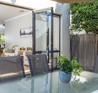 MOMENTS FROM BRADDON  ANU SPACIOUS and RELAXED - Accommodation Cairns