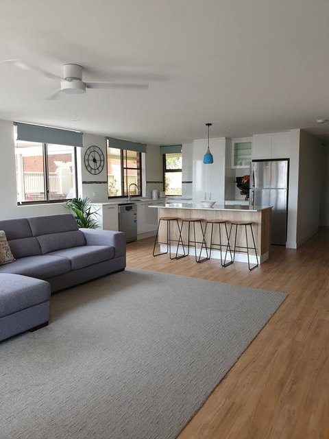 Moreton Towers Unit 1, 25 Moreton Pde Kings Beach - Accommodation Cairns 3