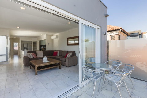 Cottesloe Beach House II - Accommodation Cairns 12