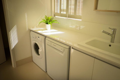 Cottesloe Artist's Beach Retreat - Accommodation Cairns 33