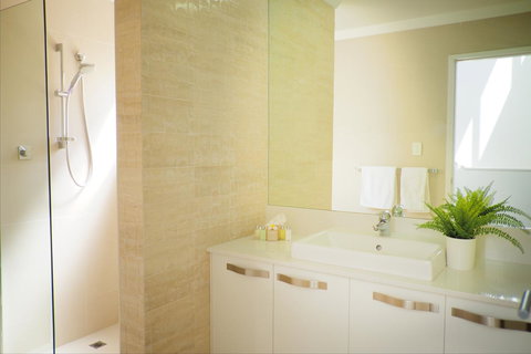 Cottesloe Artist's Beach Retreat - Accommodation Cairns 25