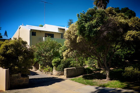 Cottesloe Artist's Beach Retreat - Accommodation Cairns 4