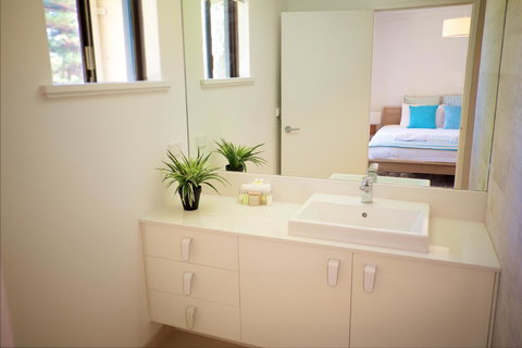 Cottesloe Artist's Beach Retreat - Accommodation Cairns 20