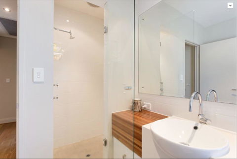 Adele's Luxury South Beach Apartment With King Bed - Accommodation Cairns 16