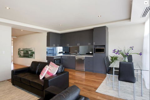 Adele's Luxury South Beach Apartment With King Bed - Accommodation Cairns 10