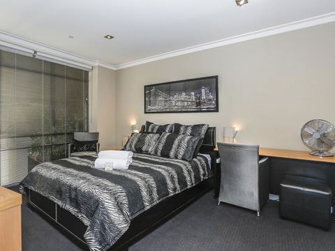 New York On King - Accommodation Cairns 18
