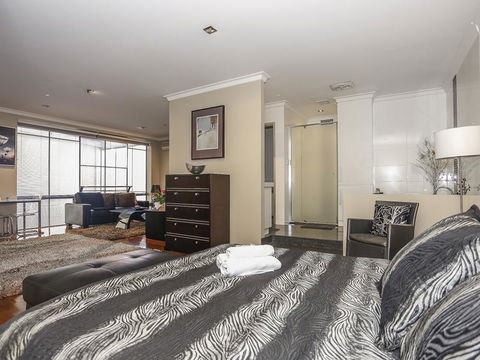 New York On King - Accommodation Cairns 8
