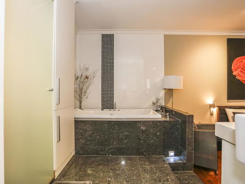 New York On King - Accommodation Cairns 9