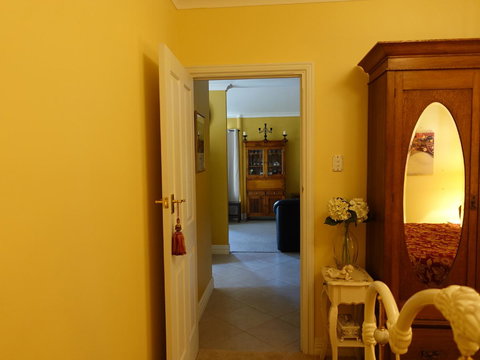 The Blacksmiths Cottage - Accommodation Cairns 25