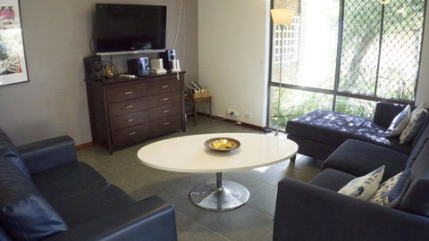 Relax, Bright & Airy Garden Villa - Accommodation Cairns 22