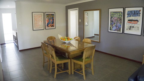 Relax, Bright & Airy Garden Villa - Accommodation Cairns 16