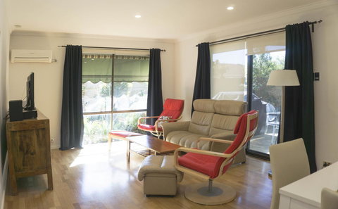 Relax, Bright & Airy Garden Villa - Accommodation Cairns 5