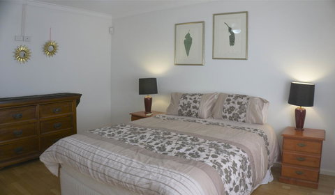 Relax, Bright & Airy Garden Villa - Accommodation Cairns 4