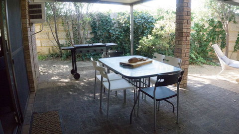 Relax, Bright & Airy Garden Villa - Accommodation Cairns 28