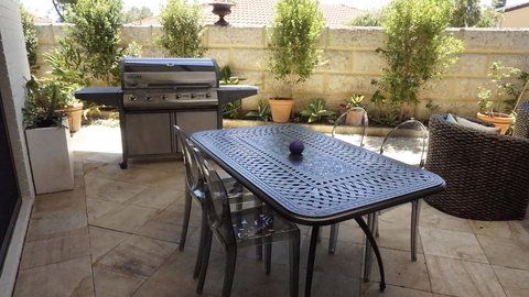 Relax, Bright & Airy Garden Villa - Accommodation Cairns 13